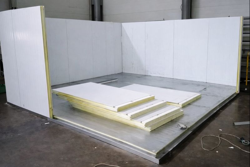 Фото: холодильная камера на пищевом производстве, стены после мойки